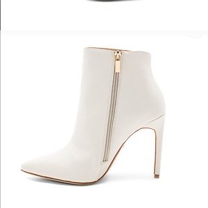 RAYE white congo boot pointed 7